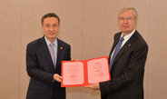 <span style="color: #666666;"><em>NPU-Präsident Prof. Wang Jinsong übergibt die Ernennungsurkunde zum Ehrenprofessor an Prof. Theodor W. Hänsch. <br /></em></span>