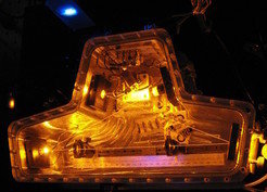 <em>Das Bild zeigt einen optischen Resonator zur Erzeugung des zur Rydberg Anregung benötigten ultravioletten Laserlichts.</em>