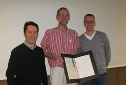 <p><em>Von links nach rechts: Prof. Ignacio Cirac, Prof. David Huse mit der Urkunde, Prof. Immanuel Bloch. <br /></em></p>