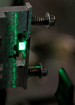 Through a lithium niobate crystal the laser physicists generate a few femtoseconds only infrared pulse. The waveform of the infrared light can be analyzed thoroughly by the researchers.