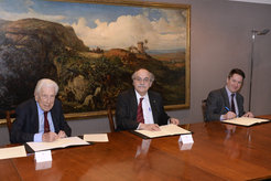 <em>Signing the agreement, from left to right: Dr. Pere Mir i Puig, Fundació Privada Cellex, Hon. Andreu Mas Colell, Government of Catalonia and Chairman of ICFO’s Board of Trustees, and Prof. Dr. Ignacio Cirac</em>