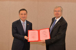 President Prof. Wang Jinsong of NPU hands the Certificate of Appointment as Honorary Professor to Prof. Theodor W. Hänsch.