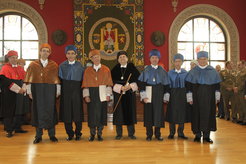 At the award ceremony: at the centre (in black clothes) Prof. Manuel López Pérez, rector of the university, on his right Prof. Ignacio Cirac.