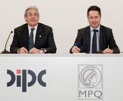 Pedro Miguel Etxenike (on the left) and Ignacio Cirac shortly after signing the collaboration agreement between the DIPC and the MPQ.