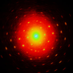 Treffen auf ein Biomolekül-Kristall ultrakurze Elektronenblitze, werden diese daran gestreut. Für jedes Biomolekül ergibt sich so ein charakteristisches Beugungsbild.