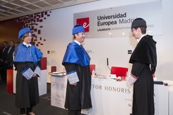 Prof. Cirac (middle) with the “Madrina”, Mrs. Dr. Velasco (left), and Isabel Fernández, Rector of the Universidad Europea (right).