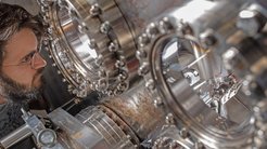 With the help of vacuum chambersLAP physicists explore the interaction between light and matter. | Photocredits: Heddergott/TUM