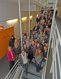 Die Organisatoren Silke Stähler-Schöpf und Andreas Kratzer zusammen mit Teilnehmer*innen der TUM Schülerkonferenz im Max-Planck-Institut für Quantenoptik.
