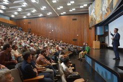 Day of the Quanta at the UBA - Ignacio Cirac holding a popular scientific lecture about the history of quantum physics, from Schroedinger's cat to quantum computers.