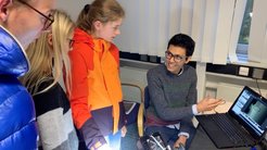 Bei der Vorbereitungsveranstaltung im November 2019 ging es z.B. um halbdurchlässige Seifen-Membran-Filter. Hier zeigt ein Betreuer den Schülern wie das in Slo Motion aussieht. Das Video dazu weiter unten...