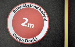 Stickers on the floor of the exhibition make it easier to keep the required distance.