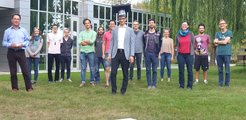 Johannes Knörzer mit anderen Mitgliedern der Theorie-Gruppe im Garten des MPQ.