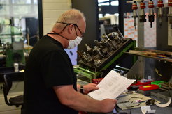 Michael Rogg in his workshop at the MPQ.