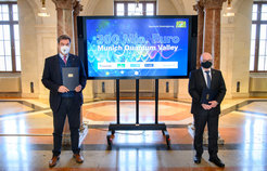Der bayerische Ministerpräsident Markus Söder und der Präsident der Max-Planck-Gesellschaft Martin Stratmann nach der gemeinsamen Unterzeichnung der Absichtserklärung zur neuen Forschungsinitiative Munich Quantum Valley.