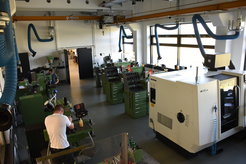 Also in use: machines for conventional production, which also play an important role in the precision mechanic training at MPQ.