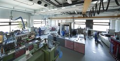In the MPQ own precision mechanical workshop there are among other machines a CNC production with 5-axis milling machines and waterjet cutting equipment.