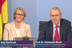 Anja Karliczek, Federal Minister for Education and Research, and Immanuel Bloch, Managing Director at MPQ and head of the group Quantum Many Body Systems at MPQ and LMU, at the livestream for the adoption of the "Agenda Quantensysteme 2030".
