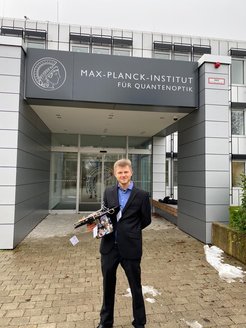 Matthias Körber vor dem MPQ.