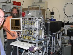 The portable cesium fountain microwave clock FOM of the Observatoire de Paris was operating in MPQ's clock room during the absolute frequency measurement in June 2010.