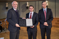 Verleihung des Theodor-Hänsch-Promotionspreises 2019 an Dr. Lars von der Wense. (Von links nach rechts: Prof. Dr. Ralf Bender, Dr. Lars von der Wense, PD Dr. Peter Thirolf. Foto: Eugen Gebhardt)
