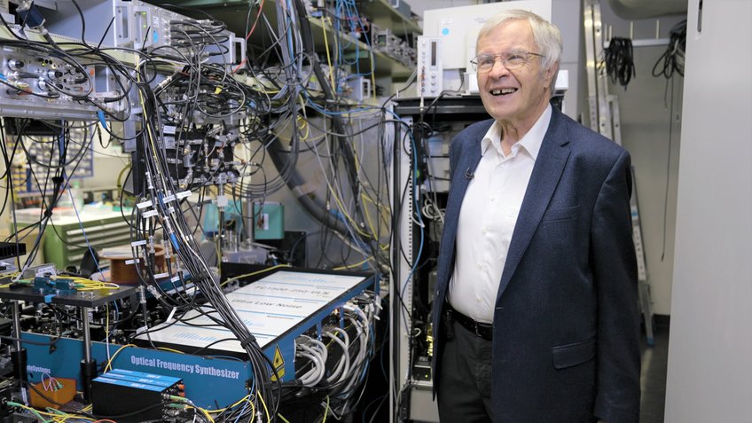 80 Jahre und noch kein Stück müde: Theodor Hänsch neben seiner Nobelpreiserfindung, dem Frequenzkamm, am Max-Planck-Institut für Quantenoptik