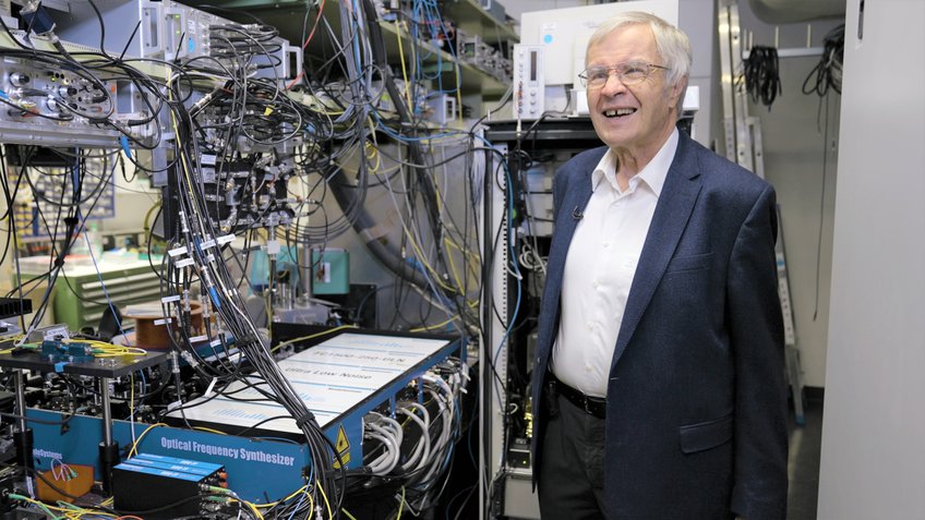 80 years and not a bit tired! Theodor Hänsch next to his noble prize invention, the frequency comb, at the Max Planck Institute of Quantum Optics. 80 years and not a bit tired! Theodor Hänsch next to his noble prize invention, the frequency comb, at the Max Planck Institute of Quantum Optics.