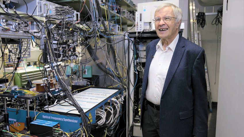 80 years and not a bit tired! Theodor Hänsch next to his noble prize invention, the frequency comb, at the Max Planck Institute of Quantum Optics.