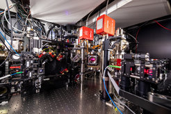 Herzstück des Experiments von Sebastian Blatt und seinen KollegInnen - die Vakuumkammer des Quantensimulators, basierend auf Strontium-Atomen.