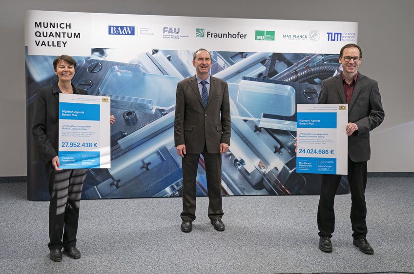 Claudia Eckert, Director at Fraunhofer AISEC, and Florian Marquardt, Director at the MPI for the Science of Light, receive grants for the Munich Quantum Valley from the Bavarian Minister for Economic Affairs Aiwanger.