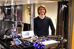Johannes Zeiher am Strontium Rydberg Experiment am MPQ, das er mit seiner Forschungsgruppe im vergangenen Jahr komplett neu aufgebaut hat.