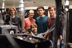 Johannes Zeiher und sein Forschungsteam: (v.l.n.r. Johannes Zeiher, Flavien Gyger, Aron Lloyd, Renhao Tao, Maximilian Ammenwerth)