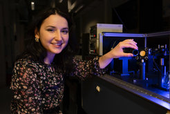 Linda Qerimi, who is part of the MPQ Photonlab, in front of her Award-winning dissertation project, the quantum random number generator.
