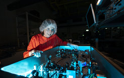 Nathalie Nagl at the third prototype of her new ultra-short pulse laser at the LEX (Laboratory for Extreme Photonics) in Garching.