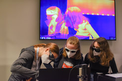 Im Schülerlabor PhotonLab konnten die Teilnehmerinnen verschiedene Experimente selber ausprobieren.