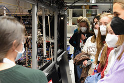 Die Doktorandin Sarah Hirthe zeigt den Teilnehmerinnen den Experimentaufbau ihres Labors.