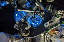 Photo of the vacuum chamber. Through the window into the vacuum chamber in the centre of the picture, one can see the holder for the mirrors of the resonator. Between the mirrors, ultracold atoms generate the interaction between the photons.
