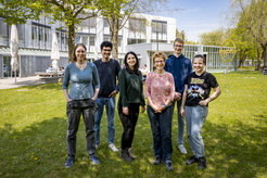 Silke Stähler-Schöpf and her Photonlab team in the garden at MPQ.