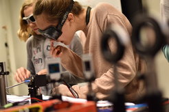 Schoolgirls fiddle their way through the various experiments in the Photonlab on the Girls Day at MPQ.