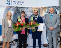 Presentation of the 2022 Helmholtz Prize for Applied Metrology. f.l.t.r.: Prof. Cornelia Denz (President of the Physikalisch-Technische Bundesanstalt PTB and Chair of the Helmholtz Fund), Dr. Nathalie Picqué, Dr. Edoardo Vicentini, Dr. Karl-Peter Lallmann, (Member of the Supervisory Board of the Helmholtz Fund e.V. and managing director of 1A Cal ).