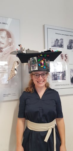 Christina Hofer mit ihrem kunstvoll gebastelten Doktorhut, den ihre Laborkolleginnen und -kollegen für sie angefertigt haben.