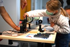Our visitors could try out various experiments themselves. Here, a girl measured the thickness of her hair.