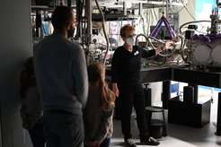 Dr Silke Stähler-Schöpf at the MPQ student laboratory PhotonLab.