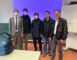 Roman Bause (ganz links) nach seiner erfolgreichen Verteidigung. Auf seinem Kopf kann man gerade noch den kleinen Doktorhut erkennen, den ihm seine Laborkollegen und -kolleginnen gebastelt haben. Neben ihm (v.l.n.r.): Marcel Duda, Xingyan Chen, Xinyu Luo und Olivier Dulieu.