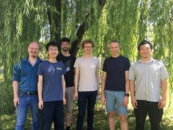 Das Experimentalteam am MPQ, das Anfang 2021 die ersten NaK-Grundzustandsmoleküle im quantenentarteten Bereich erzeugte. Von links nach rechts: Andreas Schindewolf, Xing-Yan Chen, Marcel Duda, Roman Bause, Immanuel Bloch, und Xin-Yu Luo.