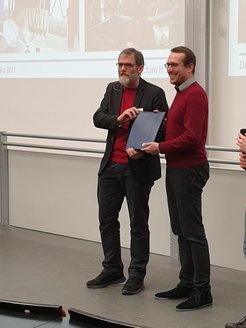 Prof. Gereon Niedner-Schatteburg, Sprecher der Sektion AMOP, überreicht Pascal Weckesser am 7. März 2023 den Dissertationspreis der DPG.