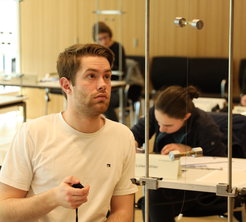 Experimentieren in der Finalrunde der Physik¬Olympiade 2023 am MPQ in Garching.