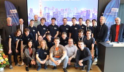Die Teilnehmenden der Finalrunde der PhysikOlympiade in Deutschland am MPQ mit Festrednern und dem Juryteam.