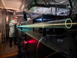 Dmitry Zimin an einem Laseraufbau für Attosekundenexperimente