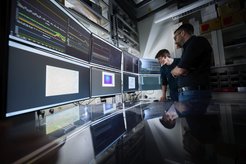 Johannes Zeiher and Sebastian Blatt, also founder of planqc, evaluate the data from their measurements in the lab.