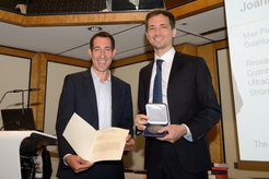 Joannis Koepsell receives the Otto Hahn Medal from Professor Klaus Blaum, Vice President of the Max Planck Society and responsible for the institutes of the Chemical-Physical-Technical Section (CPT).